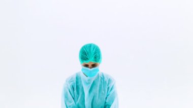 Koruyucu tıbbi giysiler ve yüz maskeleri takan bir kadın. Koruyucu sağlık önlükleri, kepleri ve maskeleriyle beyaz bir zeminde diz çökmüş bir adam. Grip salgını trajedisi