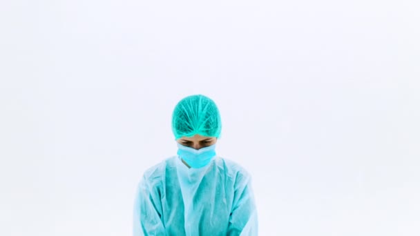 一个穿着防护服戴口罩的女人一名男子跪在白色的背景上 身穿防护服 头戴帽子 戴着面具 流感病毒大流行的悲剧 — 图库视频影像