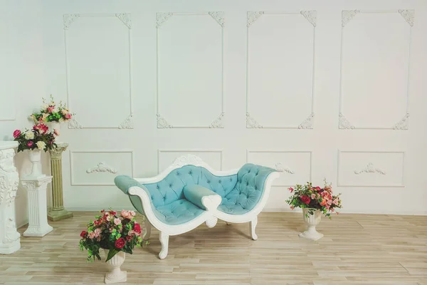 Niebieska Sofa Białym Pomieszczeniu Oświetleniowym Klasycznym Stylu Projekt Klasycznej Sali — Zdjęcie stockowe