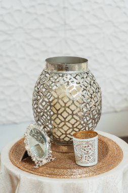 Doğu fenerlerinin iç kısımları. Metal fenerler Arap tarzı mum tutacakları. Doğulu stil tasarımında dekorasyon