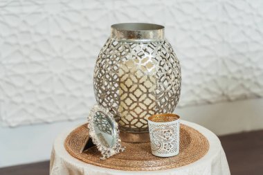 Doğu fenerlerinin iç kısımları. Metal fenerler Arap tarzı mum tutacakları. Doğulu stil tasarımında dekorasyon