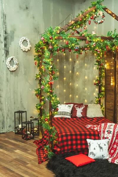 Bed Vorm Van Een Huis Kerstversiering Kerstslaapkamer Ontwerp Stijl Van — Stockfoto