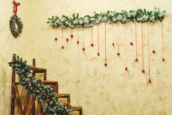 Houten Decoratieve Trap Met Kerstversiering Trappen Met Sparren Bloemenslingers Kerstversieringen — Stockfoto