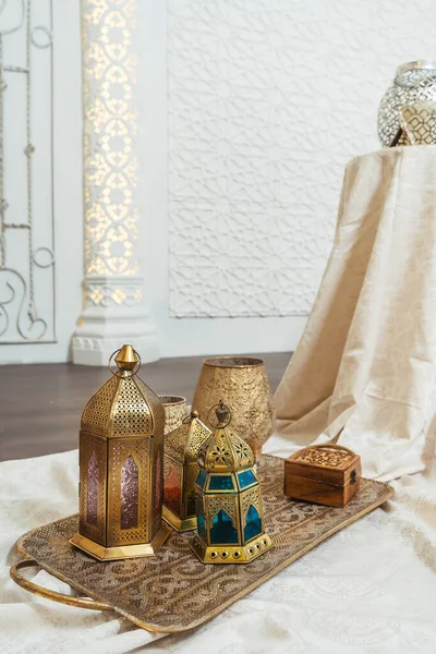Orientalische Bronzelaternen Auf Einem Goldgeschnitzten Tablett Inneren Metalllaternen Kerzenständer Arabischen — Stockfoto