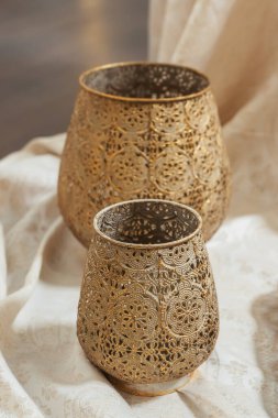 Doğu fenerlerinin iç kısımları. Metal fenerler Arap tarzı mum tutacakları. Doğulu stil tasarımında dekorasyon