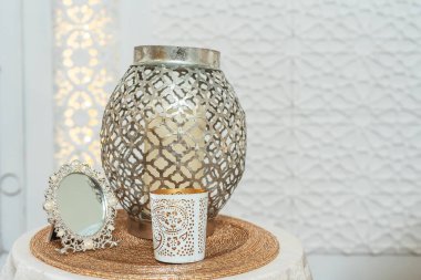 Doğu fenerlerinin iç kısımları. Metal fenerler Arap tarzı mum tutacakları. Doğulu stil tasarımında dekorasyon