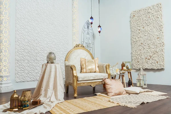 Bílá Zlatá Interiérová Židle Stoly Orientálním Stylu Marocké Střední Východ — Stock fotografie