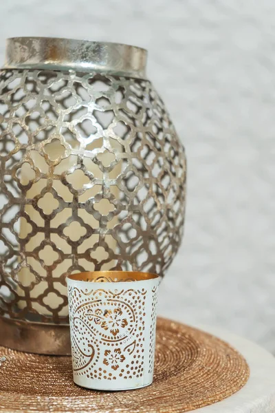 Doğu fenerlerinin iç kısımları. Metal fenerler Arap tarzı mum tutacakları. Doğulu stil tasarımında dekorasyon