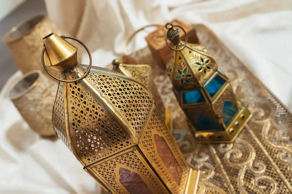 Orientalische Bronzelaternen Auf Einem Goldgeschnitzten Tablett Inneren Metalllaternen Kerzenständer Arabischen — Stockfoto