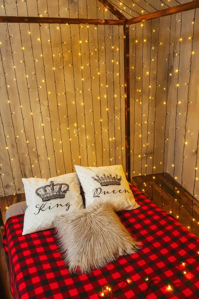 Çelenkli Bir Şeklinde Bir Yatak Odada Sarı Sıcak Çelenkler Var — Stok fotoğraf