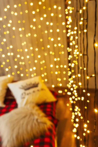 床的形式是一个以花环为焦点的房子 背景黄色温暖的圣诞装饰品系列 卧室灯光下的防波堤 — 图库照片