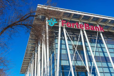 Şymkent, Kazakistan, 02.19.2020, Bank Forte binasının ön cephesi, Şymkent 'teki Bank Forte başkanı