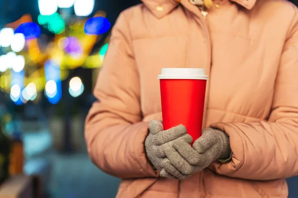 Red Plastic Cup Coffee Hand Close Takeaway Coffee Hand Winter — Stock Photo, Image