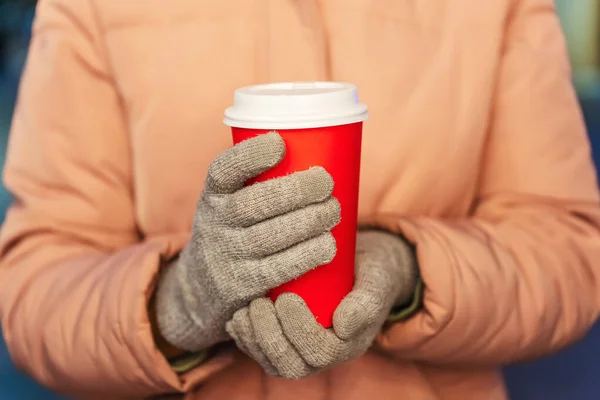 红色塑料杯咖啡在手中的特写 带着冬季手套的外卖咖啡 咖啡和杯子 — 图库照片