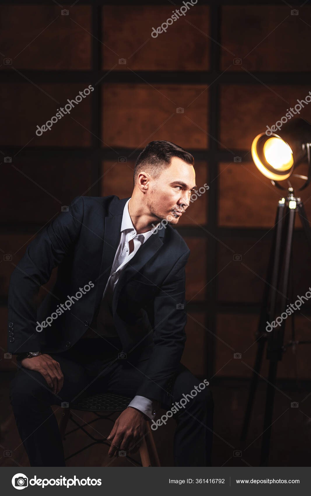 一个穿着白衬衫和西服的男人在深色木制背景上的画像阁楼式房间里漂亮而时尚的男人商业肖像年轻英俊的亚洲商人 一个穿着白衬衫和西服的男人在深色木制背景上的画像阁楼式房间里漂亮而时尚的男人商业肖像年轻英俊的亚洲商人