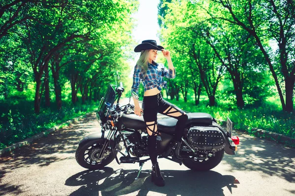 Egy Lány Kalapban Egy Motorkerékpáron Egy Kerti Park Hátterében Motorkerékpár — Stock Fotó