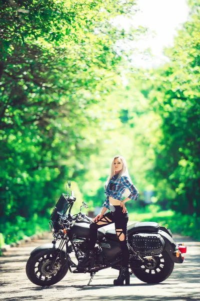 Mädchen Auf Einem Motorrad Hintergrund Eines Gartenparks Eine Frau Und — Stockfoto