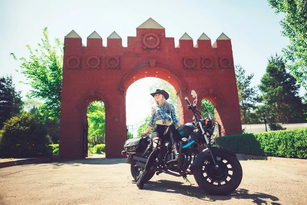 Mädchen Mit Hut Auf Einem Motorrad Gegen Den Torbogen Eine — Stockfoto