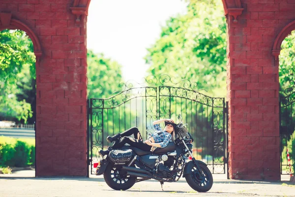 Menina Chapéu Uma Motocicleta Contra Arco Portão Uma Mulher Uma — Fotografia de Stock