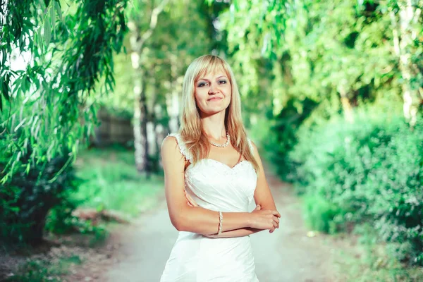 Una Chica Vestido Novia Parque Jardín Una Mujer Vestida Blanco — Foto de Stock