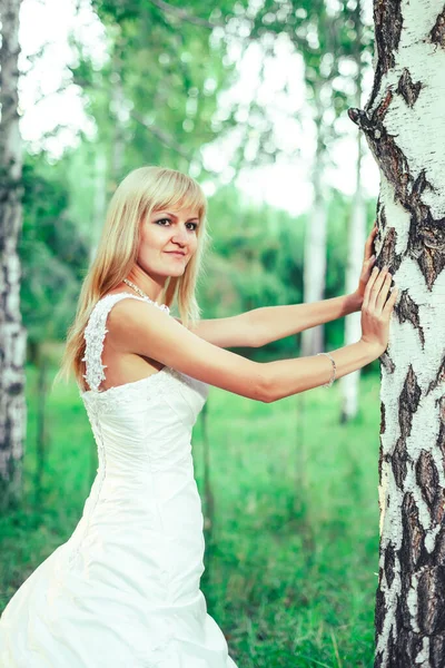 Una Chica Vestido Novia Parque Jardín Una Mujer Vestida Blanco — Foto de Stock