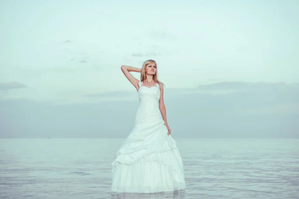 Uma Menina Fica Água Vestido Noiva Branco Uma Mulher Vestido — Fotografia de Stock