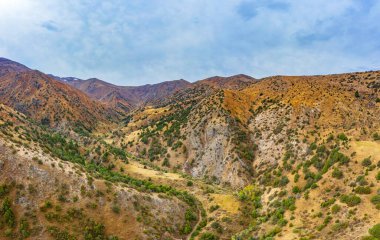 Güney Kazakistan 'daki Sairam Su geçidinin panoraması. Sairam Ugam Doğa Parkı. Orta Asya 'daki Sairamsu dağlarının eteklerinin dokusu.