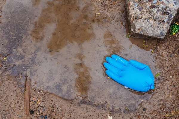 Gebrauchte Latex Schutzhandschuhe Weggeworfene Medizinische Einmalhandschuhe Umweltverschmutzung Durch Grippepandemie — Stockfoto