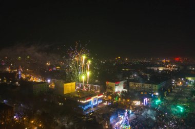 Şymkent şehri, Kazakistan, 01.01.2020: Gökyüzünden şehrin yeni yıl selamı. Yeni yıl arifesinde havai fişek geri sayımında şehir manzarası.