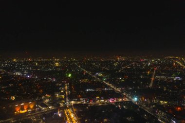 Şymkent şehri, Kazakistan, 01.01.2020: Gökyüzünden şehrin yeni yıl selamı. Yeni yıl arifesinde havai fişek geri sayımında şehir manzarası.