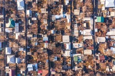 Şymkent hava manzaralı Kainar Bulak yerleşim bölgesi. Özel evlerin yoğun gelişimi. Bir şehrin ya da köyün üst görüntüsü. Şymkent şehrinin evleri ve sokakları insansız hava araçlarıyla dolu.