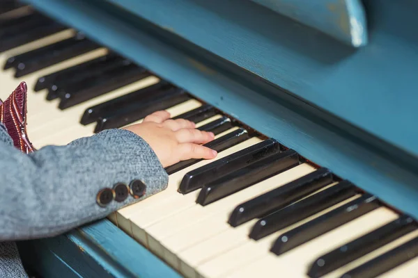 Uma Mão Criança Nas Teclas Velho Piano Mão Miúdo Piano — Fotografia de Stock