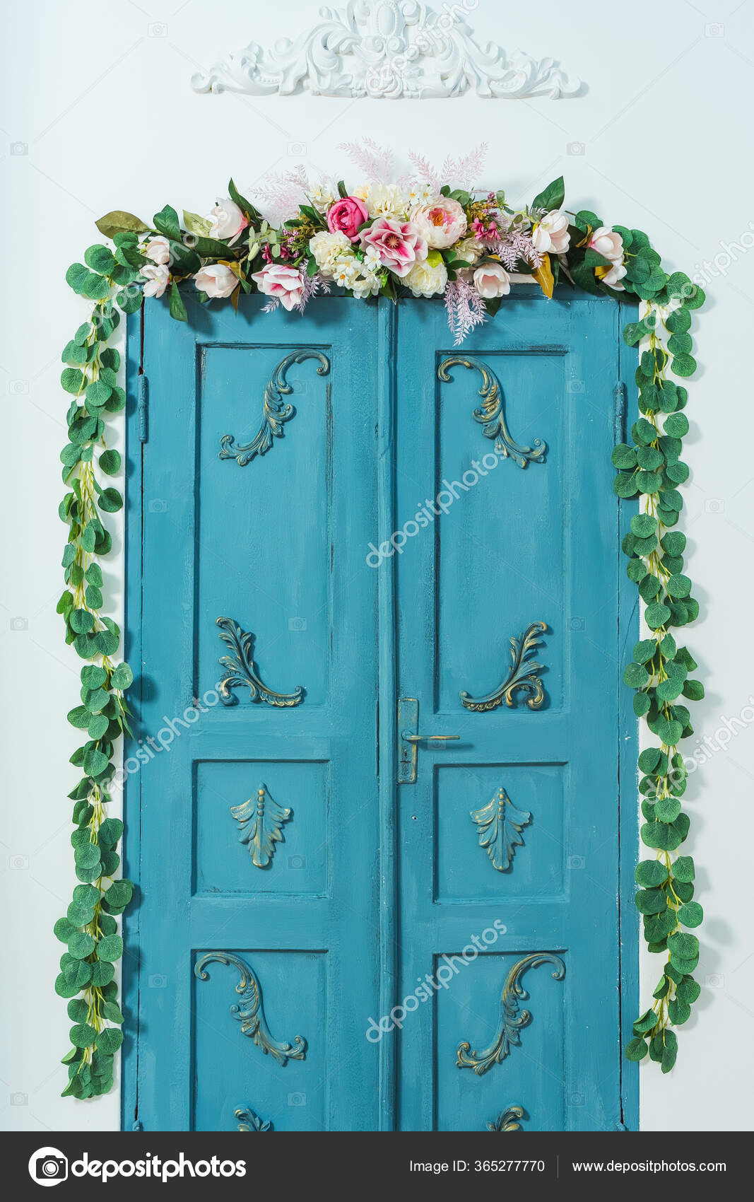 Porte Bleue Avec Stuc Décorations Florales Guirlandes Fleurs