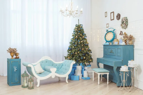 Μπλε Καναπές Και Πιάνο Ένα Όμορφο Κλασικό Εσωτερικό Χριστουγεννιάτικες Διακοσμήσεις — Φωτογραφία Αρχείου