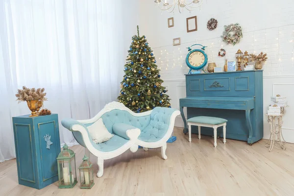 Blauwe Bank Piano Een Prachtig Klassiek Interieur Met Kerstversiering Gouden — Stockfoto