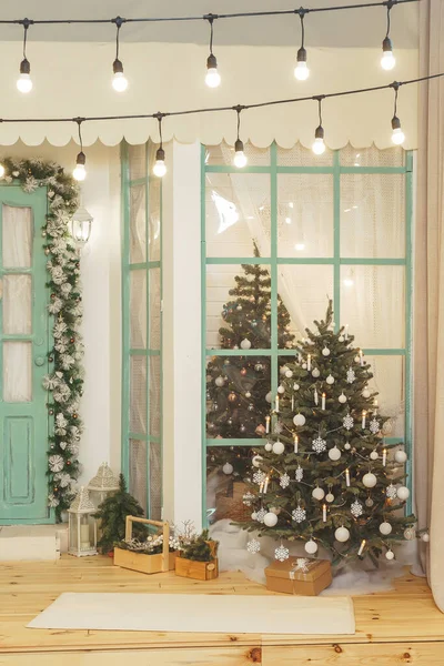 Χριστουγεννιάτικο Δέντρο Λευκά Στολίδια Γιρλάντα Μορφή Κεριού Χριστουγεννιάτικο Δέντρο Λευκά — Φωτογραφία Αρχείου