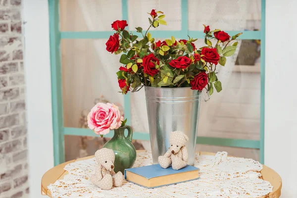 Dva Medvídci Stole Váza Růžemi Romantická Výzdoba Medvídků Valentýna Růžová — Stock fotografie