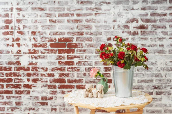 Červené Kaštanové Růže Kovovém Pozinkovaném Hrnci Umělé Falešné Růže Květiny — Stock fotografie