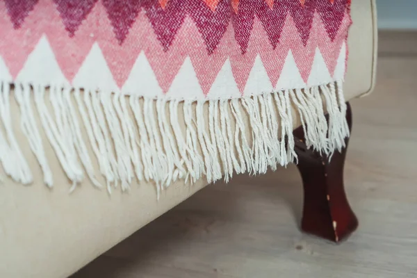 毛毯上的流苏特写 米黄色椅子上的白色粉红床罩 毛毯设计的细节 — 图库照片