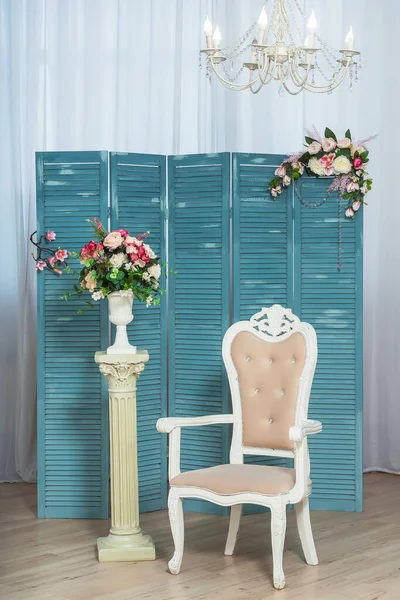 Beige Chair Blue Folding Screen Living Room Plaster Stucco Column — Stock Photo, Image