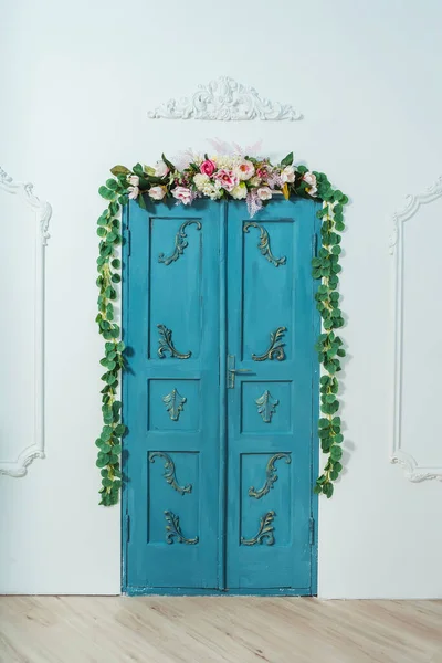 Modré Dveře Štukovou Květinovou Výzdobou Květinové Věnce Kolem Dveří Dveře — Stock fotografie