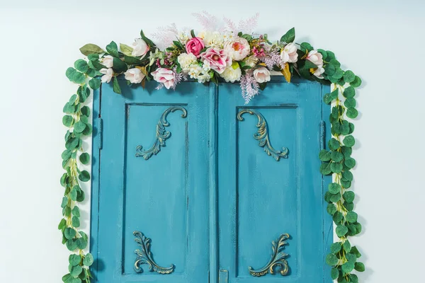 Blue Door Stucco Floral Decorations Flower Garlands Door Door Room — Stock Photo, Image