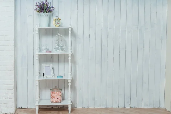 Antique Wooden Shelf Bookcase White Wall Spring Romantic Decor Shelf — Stock Photo, Image