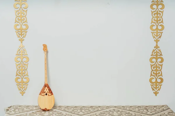 Cazaque Dombra Instrumento Musical Nacional Sobre Fundo Branco Decoração Nacional — Fotografia de Stock