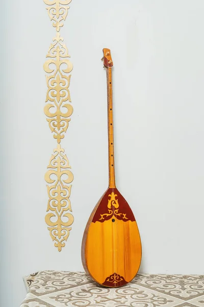 Kasachisches Nationalmusikinstrument Dombra Auf Weißem Hintergrund Nationales Kasachisches Dekor Goldschmuck — Stockfoto