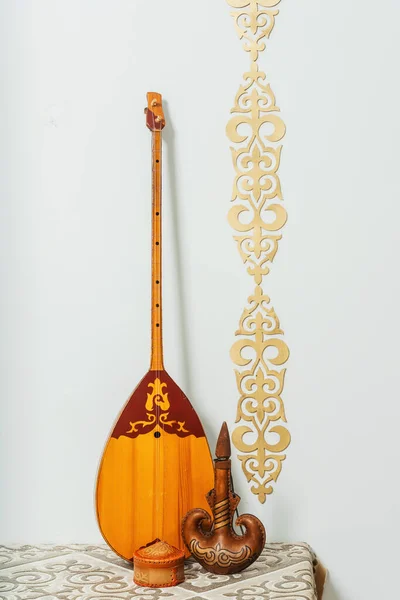 Казахский Национальный Музыкальный Инструмент Домбра Белом Фоне Национальные Казахские Украшения — стоковое фото