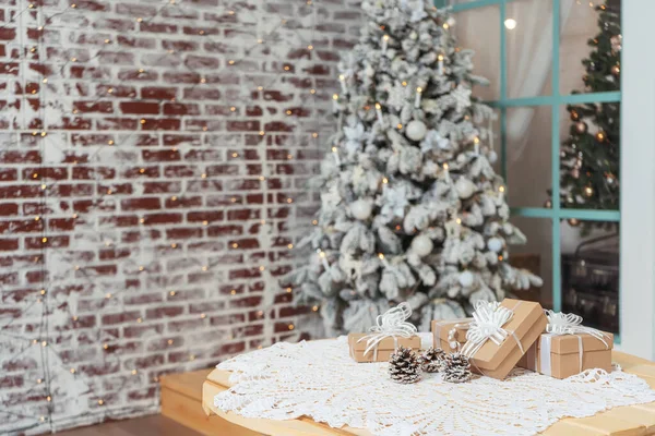 Vierkante Ambachtelijke Geschenken Dozen Met Sneeuw Bedekte Kegels Tafel Achtergrond — Stockfoto