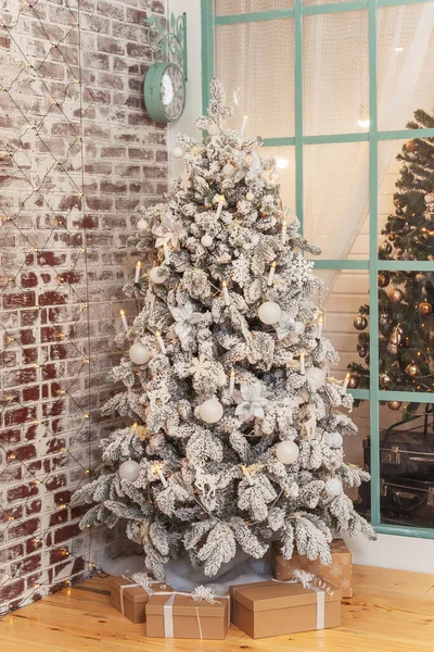 Design Witte Kerstboom Met Een Slinger Vorm Van Een Kaars — Stockfoto