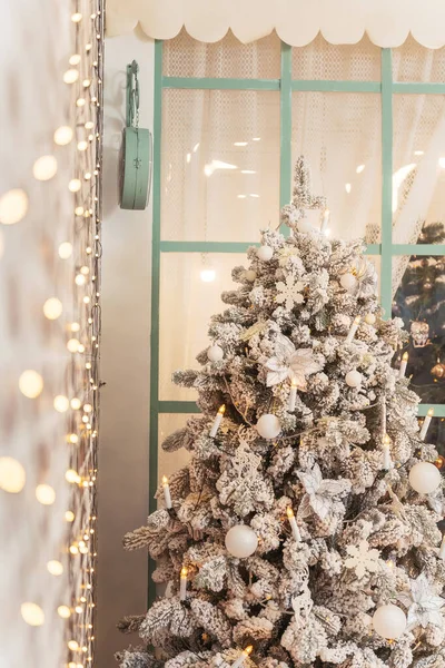 Design Witte Kerstboom Bokeh Bloemenslingers Voorgrond Met Sneeuw Bedekte Kerstboom — Stockfoto