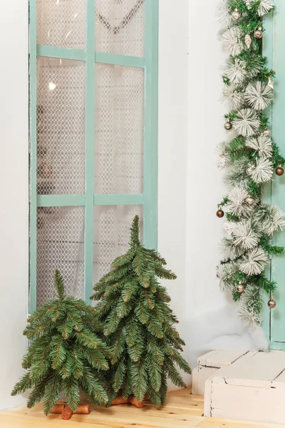 Twee Kleine Kunstmatige Decoratieve Kerstbomen Veranda Kleine Kerstbomen Zonder Ornamenten — Stockfoto